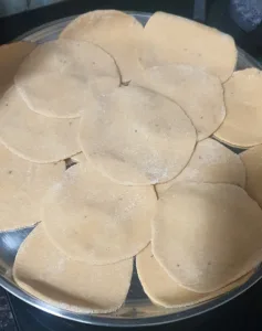 पूरी बनाने की विधि । Homemade Puri Recipe in Hindi: Crispy & Delicious