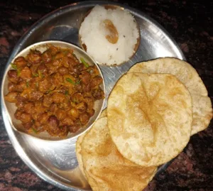 पूरी बनाने की विधि । Homemade Puri Recipe in Hindi: Crispy & Delicious